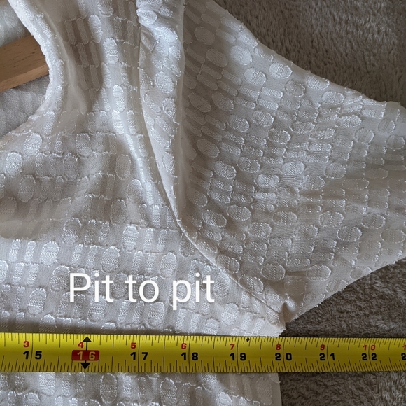 Guess Cream V-neck Chiffon Blouse Size Medium - Picture 9 of 13